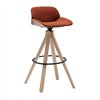 Taburete Nuez con base giratoria en madera de fresno. Colección Andreu World.