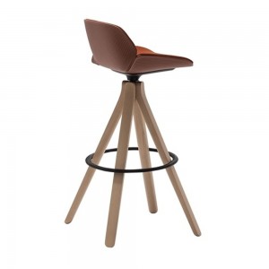 Taburete Nuez con base giratoria en madera de fresno. Colección Andreu World.