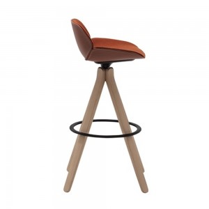 Taburete Nuez con base giratoria en madera de fresno. Colección Andreu World.