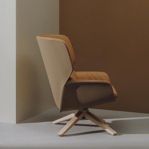 Butaca Nuez madera Andreu World. Diseño elegante ideal para contract.