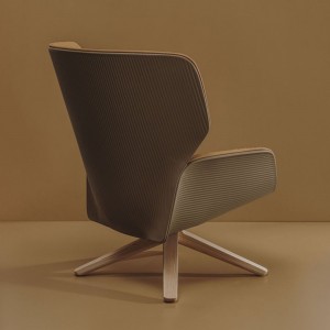 Butaca Nuez madera Andreu World. Diseño elegante ideal para contract.