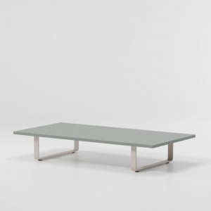 Mesa de centro exterior con pies en aluminio, de la colección Bitta de Kettal.