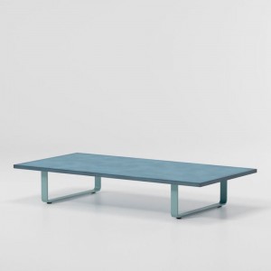 Mesa de centro exterior con pies en aluminio, de la colección Bitta de Kettal.