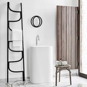 Escultura decorativa Ladder de GTV Thonet Vienna. Escalera perchero de diseño.