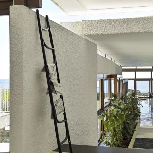 Escultura decorativa Ladder de GTV Thonet Vienna. Escalera perchero de diseño.