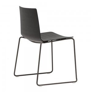 Silla Flex Patín Andreu World. Sillas modernas ideales para exteriores.