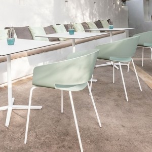 Sillón Ronda 4 patas Andreu World. Diseño moderno ideal para exteriores.