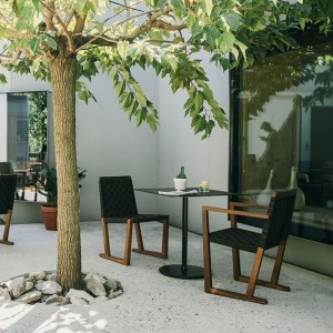 Silla Serena Teak Andreu World. Diseño de sillas modernas para exterior.