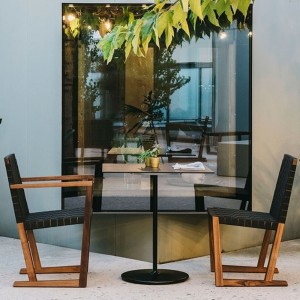 Silla Serena Teak Andreu World. Diseño de sillas modernas para exterior.