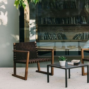 Butaca Serena Teak Andreu World . Diseño de sillas modernas para exterior.