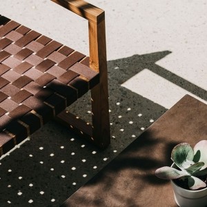 Butaca Serena Teak Andreu World . Diseño de sillas modernas para exterior.