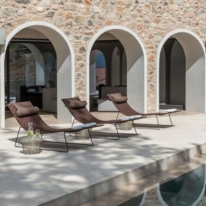 Tumbona Trenza Andreu World. Diseño de mueble elegante para piscina.