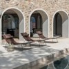 Tumbona Trenza Andreu World. Diseño de mueble elegante para piscina.