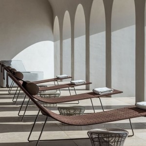 Tumbona Trenza Andreu World. Diseño de mueble elegante para piscina.