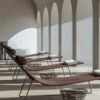 Tumbona Trenza Andreu World. Diseño de mueble elegante para piscina.