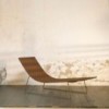 Tumbona Trenza Andreu World. Diseño de mueble elegante para piscina.