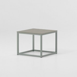 Mesa auxiliar especial aluminio diseñada para exteriores de la colección Landscape de Kettal.