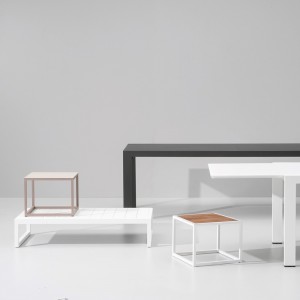 Mesa auxiliar teca con base en aluminio para exteriores colección Landscape de Kettal.