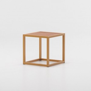 Mesa auxiliar teca con base en aluminio para exteriores colección Landscape de Kettal.