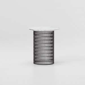 Mesa auxiliar Ø48 exteriores con base en aluminio de la colección Mesh de Kettal.