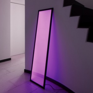 Iluminación Athena Discovery Floor  White Violet Integralis de Artemide.