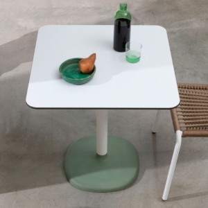 Mesa Cuadrada Fonda de B-Line. Muebles y complementos de exterior e interior.