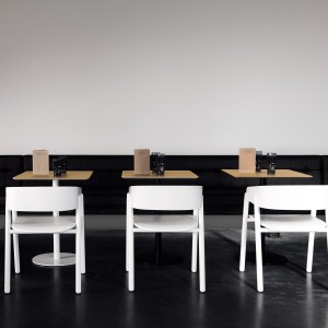 Mesa Núcleo de Punt mobles. Mesa contract para cafeteria. Mesas de diseño moderno.