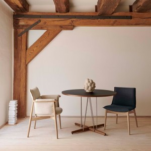 Silla E005 Embrace Chair en tela de Carl Hansen and Son. Sillas de diseño.
