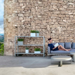 Estantería de diseño Flat de Dekton de Gandia Blasco. Estantes para exterior.