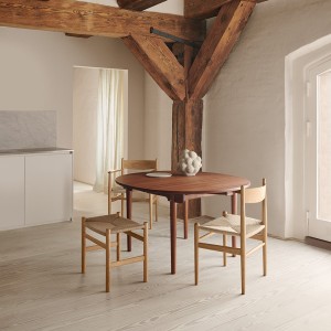 Taburete CH53 de Carl Hansen and Son. Taburete de diseño moderno y elegante