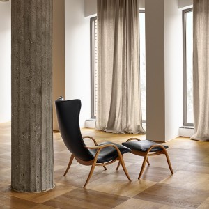 Reposapiés FH430 de Carl Hansen and Son con diseño modernos y acabados de lujo.