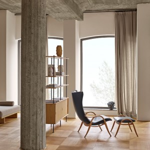 Reposapiés FH430 de Carl Hansen and Son con diseño modernos y acabados de lujo.