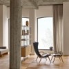 Reposapiés FH430 de Carl Hansen and Son con diseño modernos y acabados de lujo.