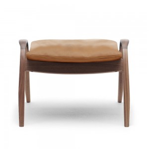 Reposapiés FH430 de Carl Hansen and Son con diseño modernos y acabados de lujo.