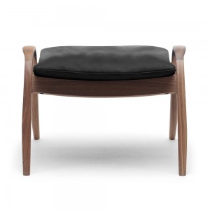 Reposapiés FH430 de Carl Hansen and Son con diseño modernos y acabados de lujo.