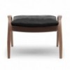 Reposapiés FH430 de Carl Hansen and Son con diseño modernos y acabados de lujo.