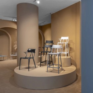 Taburete AI Kartell cómodo y elegante perfecta para ambientes del hogar.