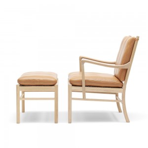 Reposapiés Colonial OW149F de Carl Hansen and Son. Reposapiés de diseño moderno.
