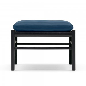 Reposapiés Colonial OW149F de Carl Hansen and Son. Reposapiés de diseño moderno.