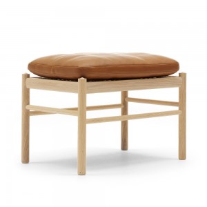Reposapiés Colonial OW149F de Carl Hansen and Son. Reposapiés de diseño moderno.
