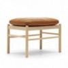 Reposapiés Colonial OW149F de Carl Hansen and Son. Reposapiés de diseño moderno.