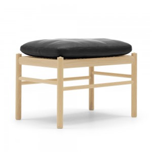 Reposapiés Colonial OW149F de Carl Hansen and Son. Reposapiés de diseño moderno.