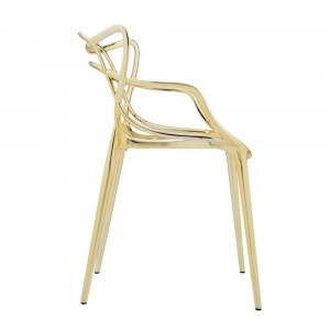 Silla de polipropileno Masters metalizada de Kartell con diseño original.