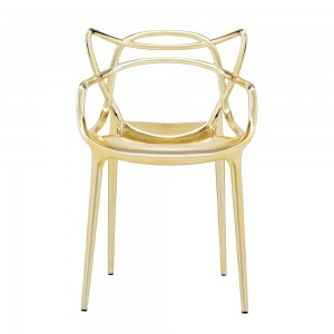 Silla de polipropileno Masters metalizada de Kartell con diseño original.
