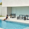 Camarera Dna de Gandia Blasco. Bancos de alumnio para terraza, patio y jardín.