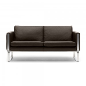 Sofá serie CH100 de Carl Hansen and Son con un diseño moderno y elegante ideal para hogares modernos.