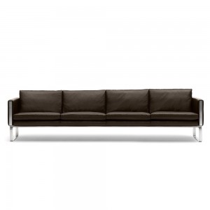 Sofá serie CH100 de Carl Hansen and Son con un diseño moderno y elegante ideal para hogares modernos.