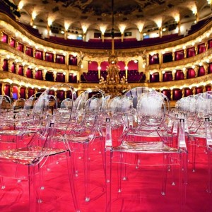 Sillón de policarbonato con brazos Louis Ghost Kartell. Diseño de calidad.