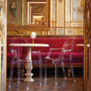 Sillón de policarbonato con brazos Louis Ghost Kartell. Diseño de calidad.