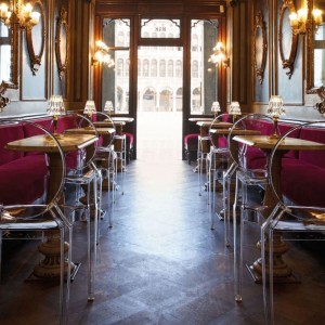 Sillón de policarbonato con brazos Louis Ghost Kartell. Diseño de calidad.